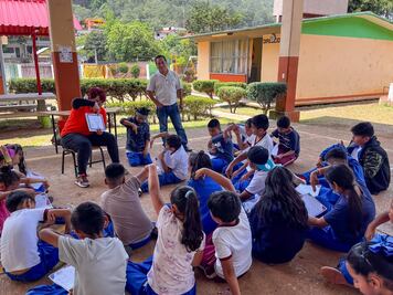Con lengua de señas, capacitan a niñas y niños sobre valores democráticos