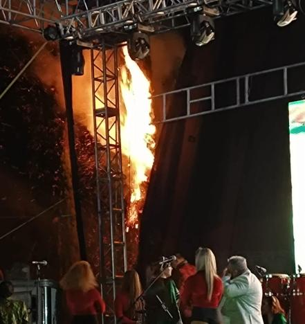 Se quema un árbol en pleno Grito de Independencia en Tequisquiapan 