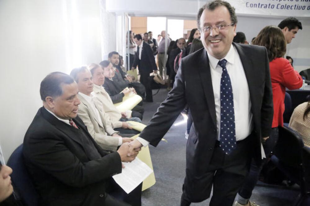 Los cuatro informes del rector se realizaron en el centro de negocios de Juriquilla, pero para este quinto decidieron abrir la sesión para que además de la asistencia de políticos, acuda la sociedad. (GONZALO IBAÑEZ. EL UNIVERSAL)