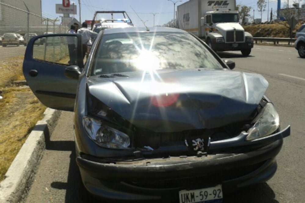 Aparatoso choque entre dos vehículos 