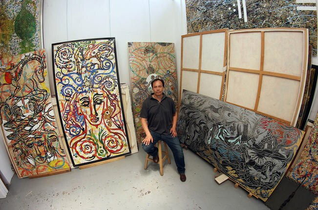 Carlos Deolarte en el salón de la plástica