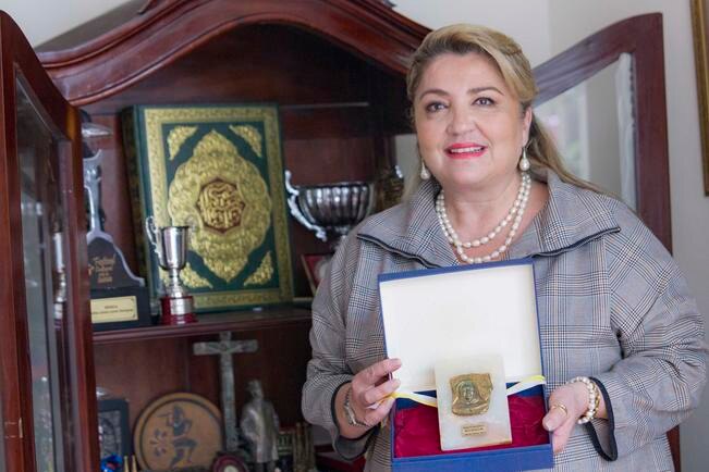 Voz soprano. Pide no politizar al  movimiento feminista 