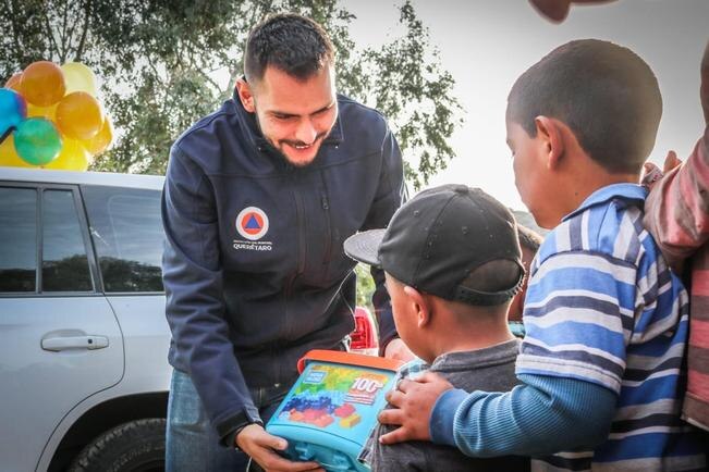 Protección Civil capitalina entrega juguetes a niños