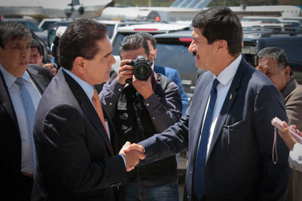 Entre corbatas de seda y botas vaqueras