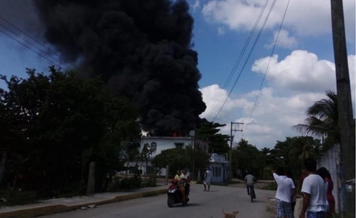 Explota presunta bodega huachicolera en Tabasco