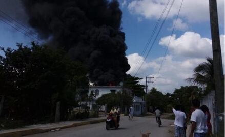 Explota presunta bodega huachicolera en Tabasco