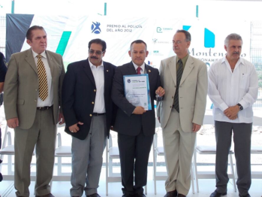 Entregan casa al policía del año