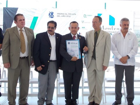 Entregan casa al policía del año