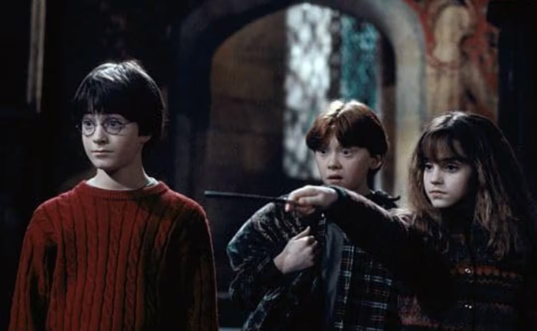 "Harry Potter y la piedra filosofal", la película que en 2001 presentó a Daniel Radcliffe, Emma Watson y Rupert Grint como Harry, Hermione y Ron, respectivamente, regresará a salas de México a partir de este jueves 27 de agosto. IMDB