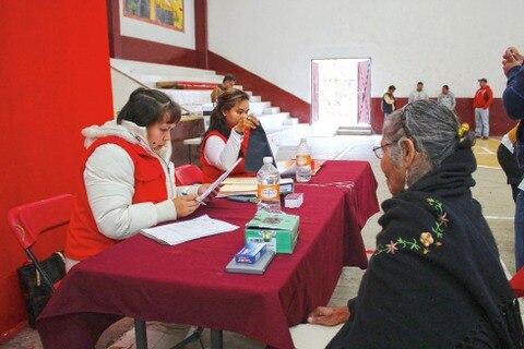 Cumplen serranos con aguinaldos