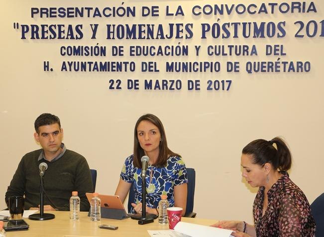 Ana Paola López (centro), presidenta de la Comisión de Educación y Cultura del municipio capitalino, dijo que el ayuntamiento reconoce los aportes de ciudadanos. (ESPECIAL)