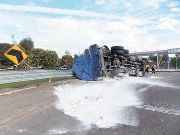 Vuelca un tráiler que llevaba 40 ton de cal 