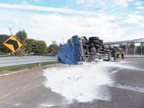 Vuelca un tráiler que llevaba 40 ton de cal