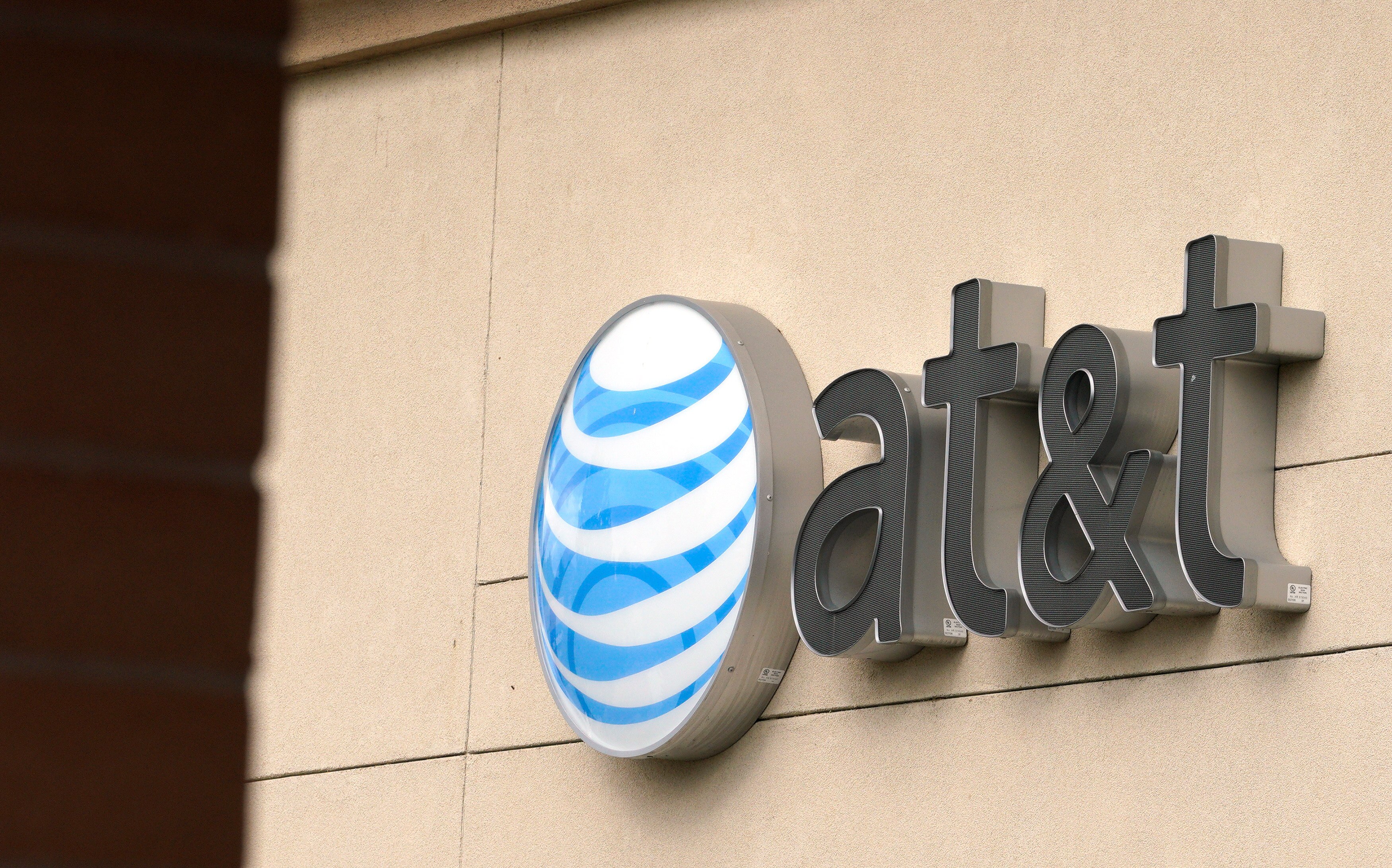 AT&T reduce pérdidas en segundo trimestre
