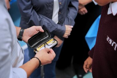 Felifer Macías entrega 600 lentes gratuitos a estudiantes como parte del programa “Acciones por Tu Salud”