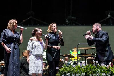 Empapados de un Travieso Carmesí