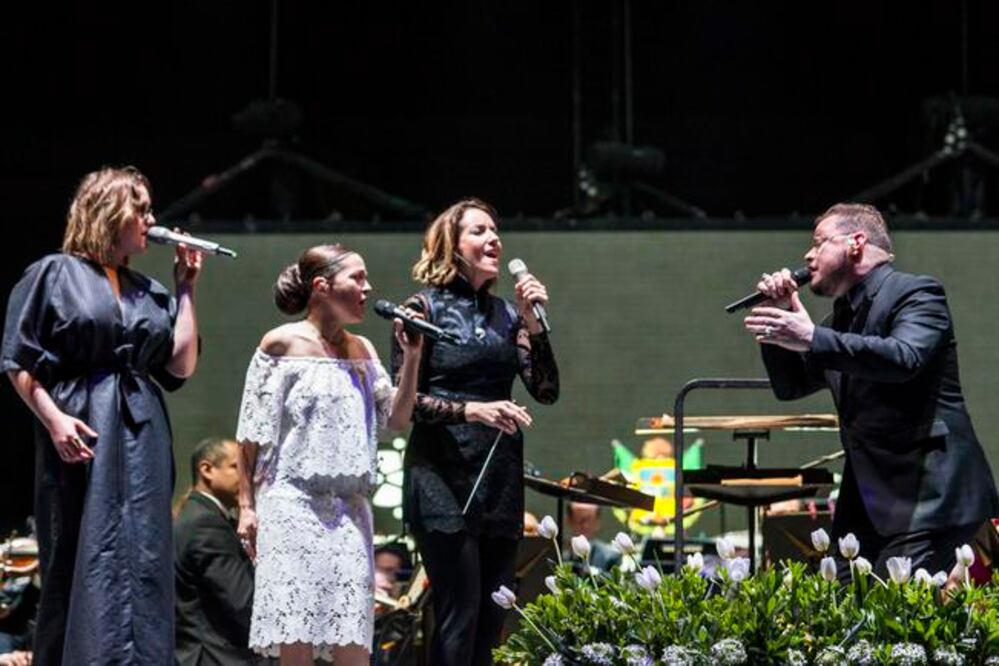 La directora se unió a Denise, Natalia y Leonel para entonar “Cielito lindo”. (DEMIAN CHÁVEZ. EL UNIVERSAL)