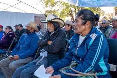 Entregan apoyo a productores dañados por sequía