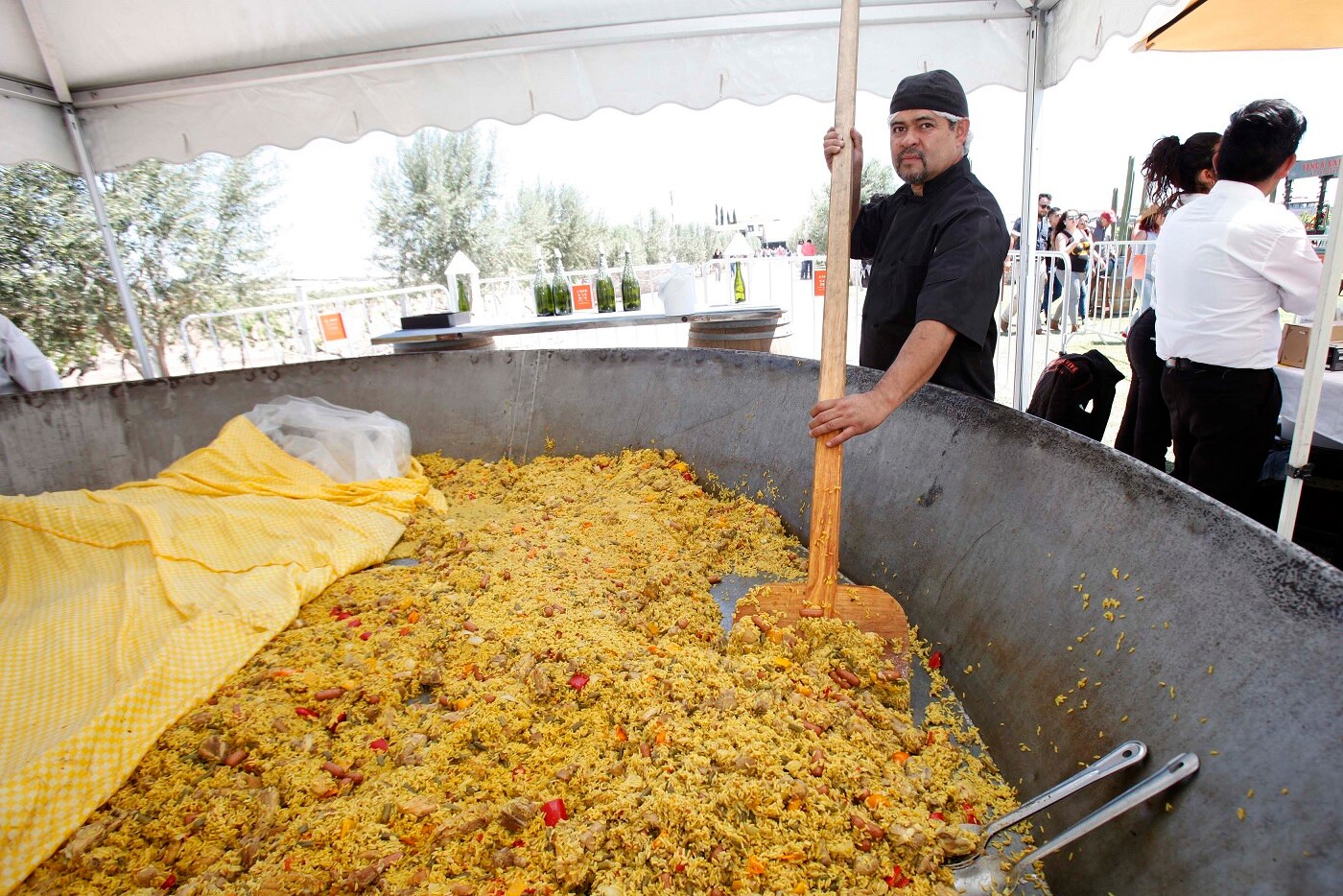 Disfrutan  tradición con sabor a España en el Festival de la Paella
