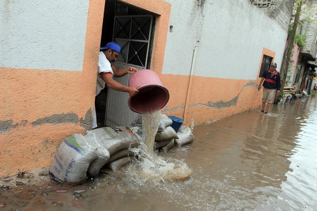 A la medianoche el agua entró a las viviendas