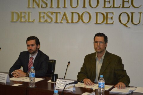 Se reúnen magistrados y consejeros con diputados