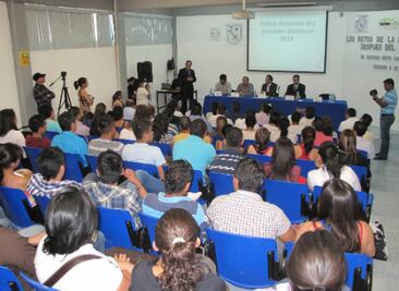 Analizan retos de democracia después de 2012