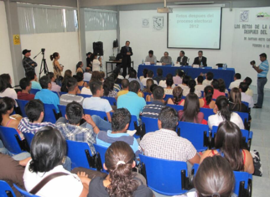 Analizan retos de democracia después de 2012