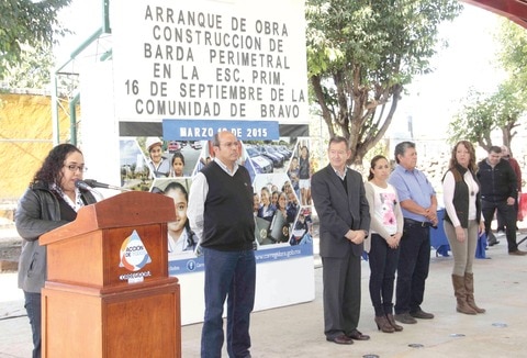 Inician edificación de barda en escuela