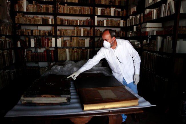 Cuida de la historia; bibliotecario resguarda más de 14 mil libros