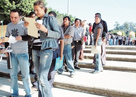 Orientan a jóvenes sobre problemáticas laborales