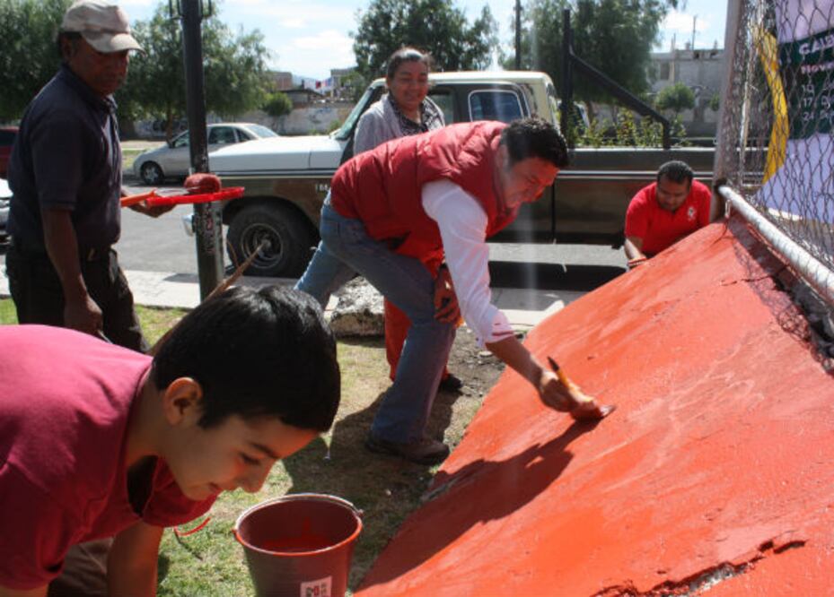 Priístas limpian y pintan de rojo colonias