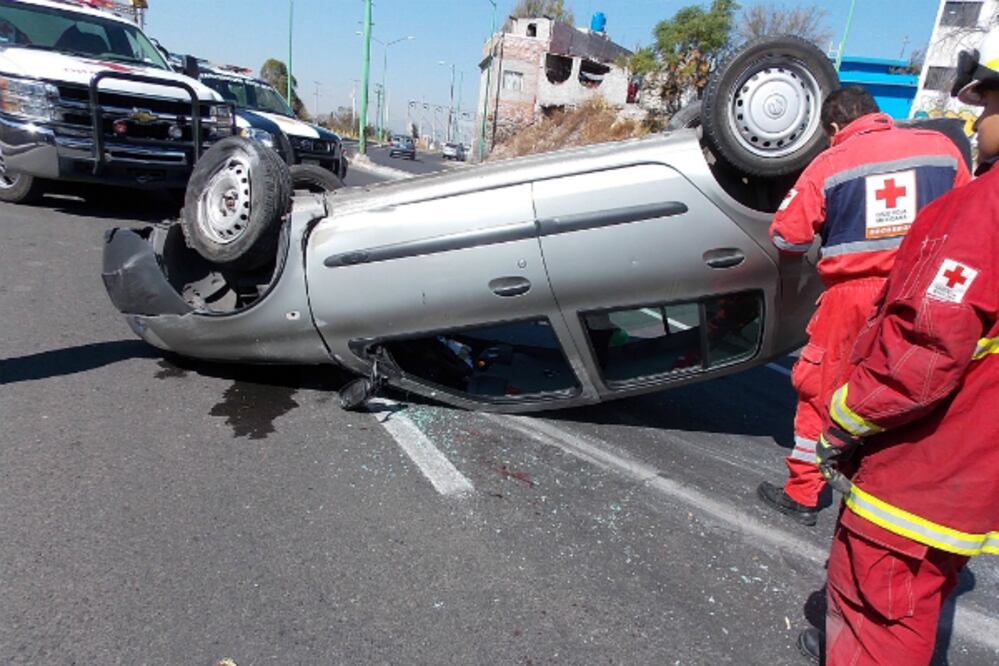 Vuelca y deja tres lesionados