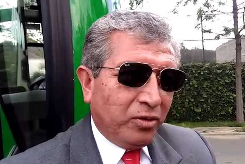 También conocido como Taqui (der.), tiene una década al volante del camión que transporta a la Selección Nacional. ( MARCOS DOMÍNGUEZ. IMAGO7 )