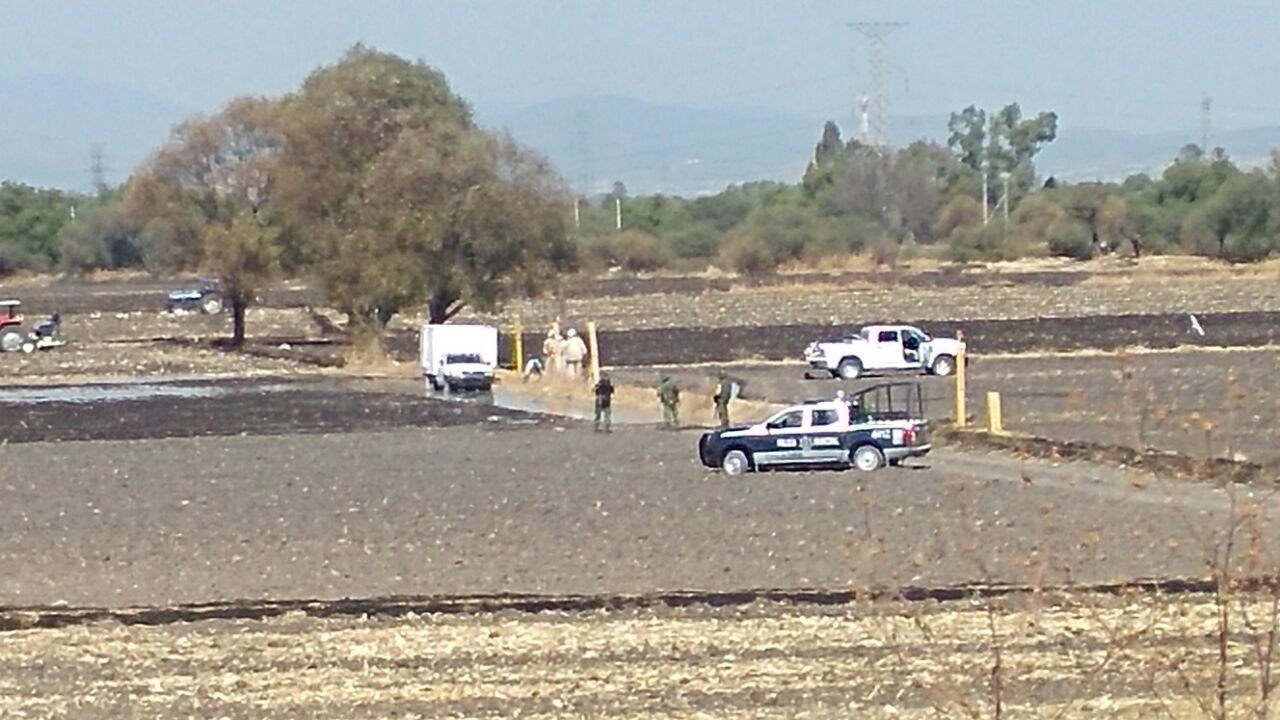 Derrame en toma clandestina de Pemex en Pedro Escobedo