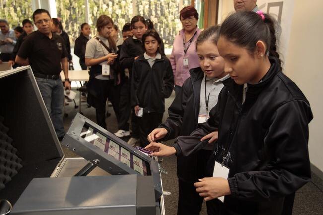 Estas ocasiones por lo regular siempre son aprovechadas por los niños para decir lo que piensan a quienes hacen las leyes que rigen al país.  FOTO: Demian Chávez