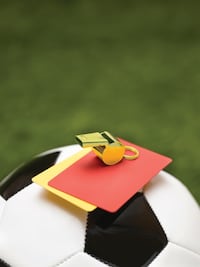 Árbitros de negro y oro