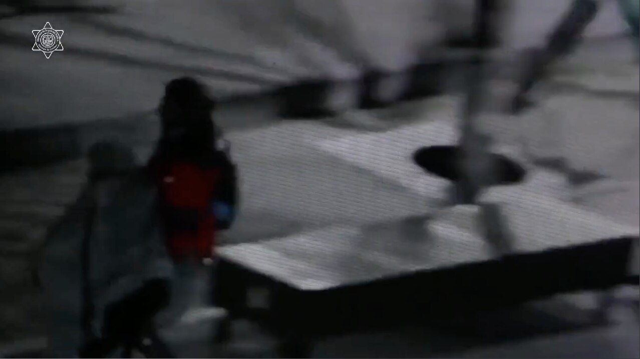 Video. Roban estatua y los cachan. Habían dejado sólo el zapato en Querétaro