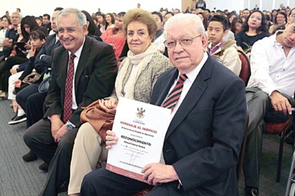 Reconoce Calzada a servidores públicos