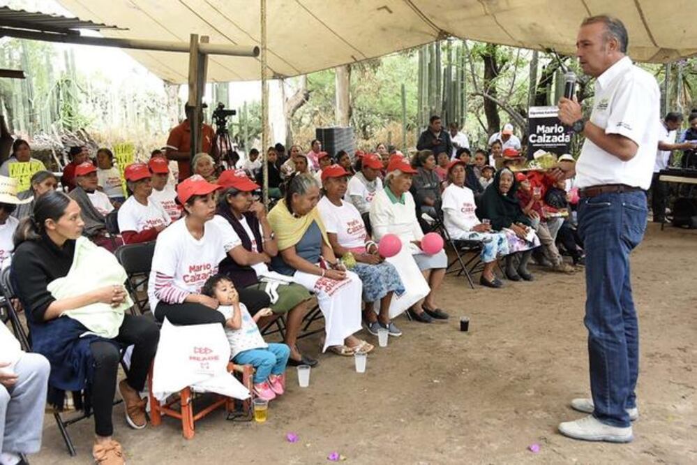En la comunidad de Presa de Rayas, Calzada Mercado dijo que se ampliarán los servicios de salud. / Foto: Especial