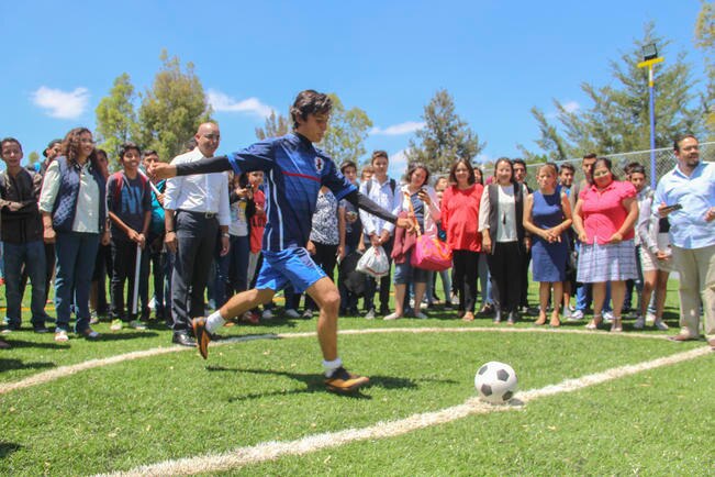 Entregan cancha en preparatoria de la UAQ