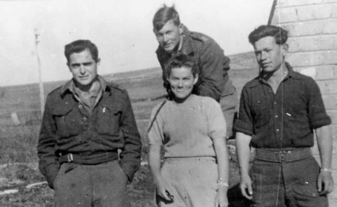 Haím Guri, izquierda, cuando estuvo en las filas del grupo militar Palamj. FOTO: Especial.