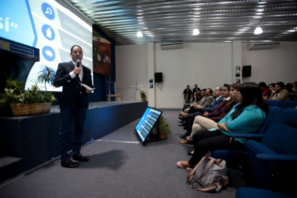 Se reúne senador con universitarios