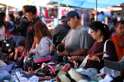 Decomisan mercancía a comerciantes ambulantes; vendían productos no esenciales 