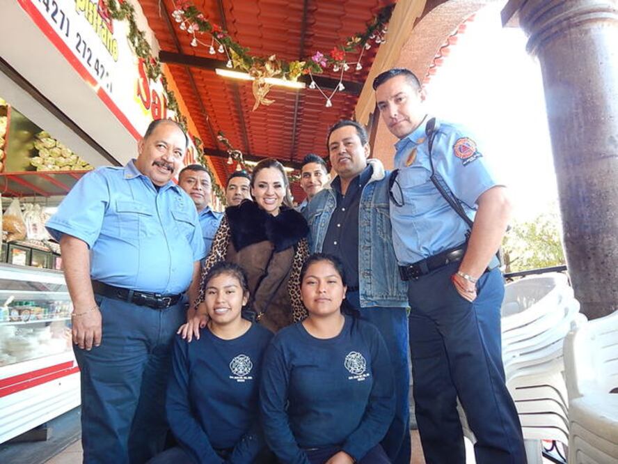 Locatarios y tragahumo recordaron la conflagración de hace dos años. Los bomberos destacaron la importancia de prevenir incidentes evitando actividades de riesgo, así como la labor que realizan para salvaguardar a los ciudadanos. (FOTOS: MARTHA ROMERO)