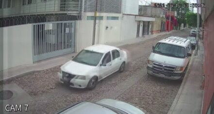 Captan momento en que dos hombres intentan agredir a una mujer en Querétaro 
