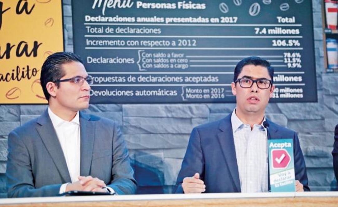 Adrián Guarneros, administrador general de Recaudación, y Osvaldo Santín, jefe del Servicio de Administración Tributaria (SAT) de la Secretaría de Hacienda, ayer durante un evento del organismo (IVÁN STEPHENS, EL UNIVERSAL)