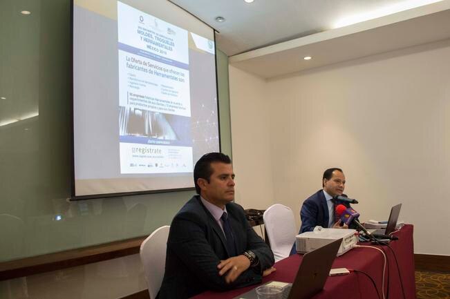 René Mendoza, coordinador nacional de la Cadena de Proveedores de la Industria en México, y Eduardo Medrano, presidente de la Asociación Mexicana de Manufactura de Moldes y Troqueles, ayer en conferencia (MITZI OLVERA. EL UNIVERSAL)