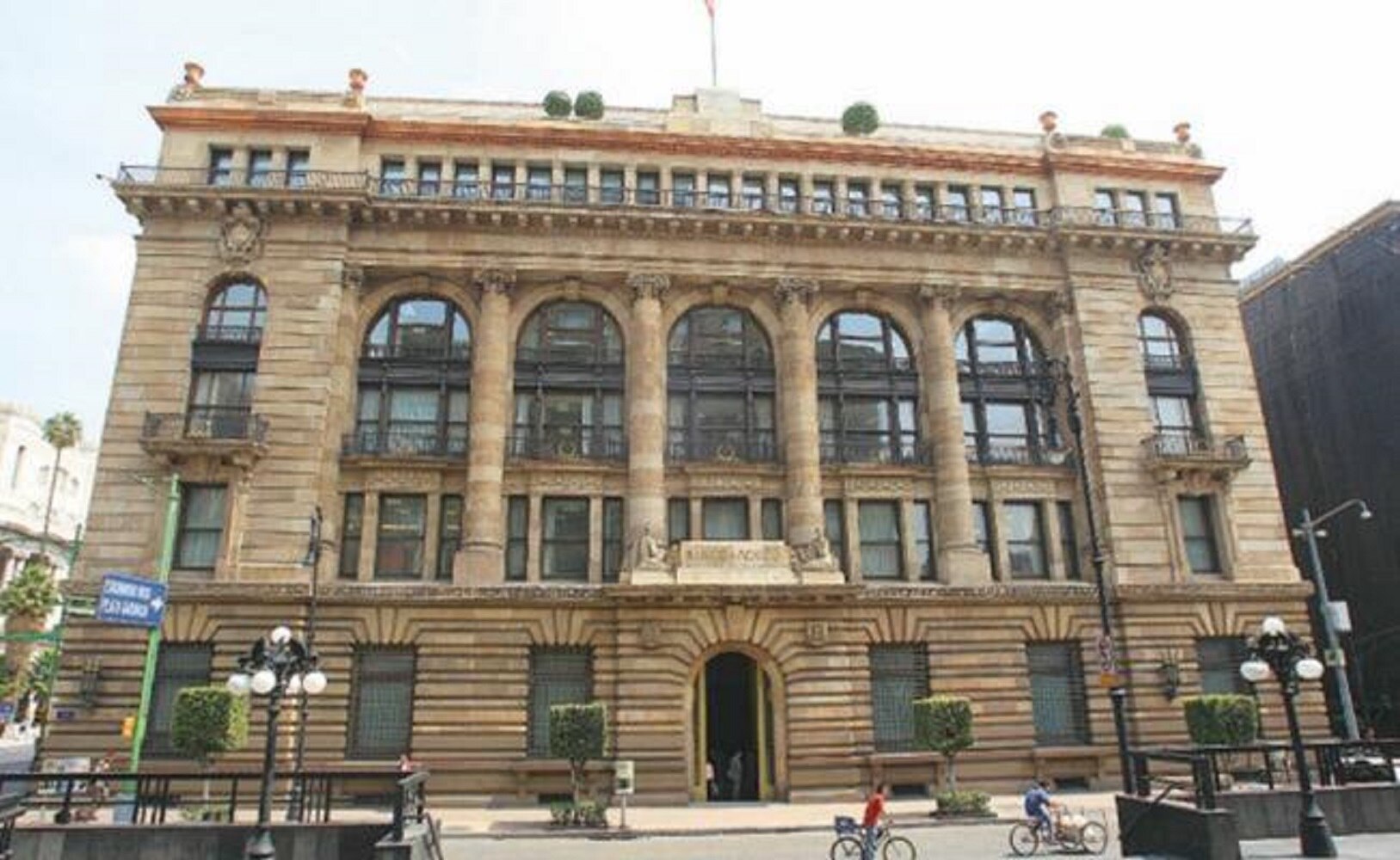 Banxico deja sin cambio expectativas para economía en 2018 y 2019