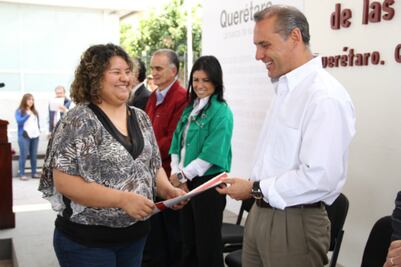 Entregan en Querétaro escrituras a 115 familias