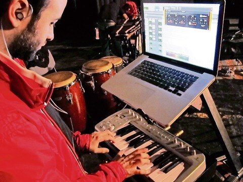 Hacen música con instrumentos del mundo